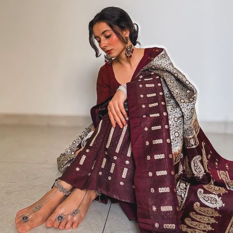 Dark Desi-core Aesthetics🥀 | Save and send these aesthetic saree pose ideas to a saree lover 🪞✨ Pure silk saree of the day- is a rare find pure mulberry banarasi in irish ivory body contoured with deep maroon border that doubles up at the bottom, followed by a 3 panel long palla. The body has an intricate himroo weaving embellished with silver zari. #fyp #explore #iwearhandloom #handloomlove #puresilksaree #sareeindia #sareeinfluencer #sareeposes #howtopose #poseideas #diwalikiroshni #arche... Saree Pose Ideas, Aesthetic Saree, Saree Pose, Saree Poses, Deep Maroon, Pure Silk Saree, Pose Ideas, Body Contouring, Pure Silk Sarees