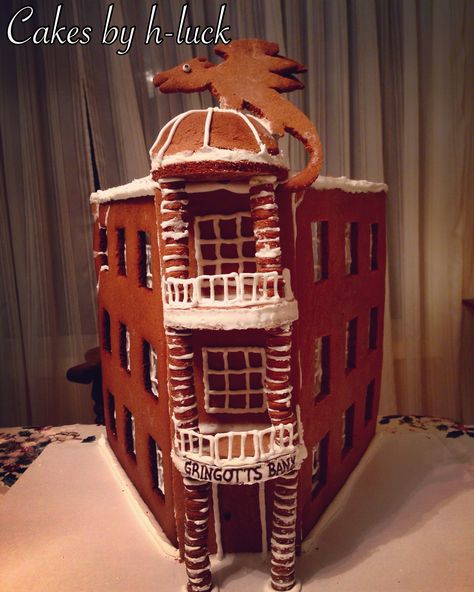 Harry Potter Gringotts bank gingerbread house! Gingerbread Apartment Building, Gingerbread Harry Potter, Gingerbread House Harry Potter, Hogwarts Gingerbread House, Harry Potter Gingerbread House, Harry Potter Gringotts Bank, Christmas Crafts Ornaments, Harry Potter Gringotts, Gringotts Bank