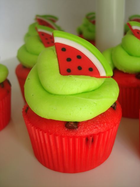 Watermelon Cupcake Tower - Red cake with chocolate chip (seeds). Watermelon flavored fondant topper. Buttercream smash. this website has AMAZING cupcake ideas!! Cupcakes Bonitos, Melon Birthday, Watermelon Cupcakes, Watermelon Party, Red Cake, Party Business, Watermelon Recipes, Fondant Cupcakes, Fondant Toppers