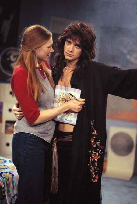 There are exactly 200 episodes of That ‘70s Show, which means there are plenty of wild behind-the-scenes photos for fans to enjoy. Donna That 70s Show, 70s Show Outfits, Eric Foreman, Eric Forman, Does Your Mother Know, 70 Show, 70s Show, Laura Prepon, Steven Tyler