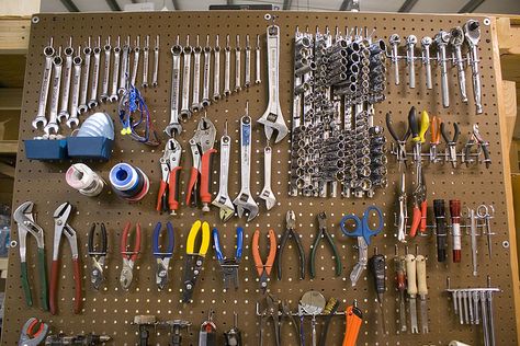 Garage Organization (ours will never look like this) Pegboard Workshop, Pegboard Organization Garage, Rifacimento Garage, Tool Pegboard, Officine In Garage, Pegboard Garage, Garage Organisation, Garage Atelier, Pegboard Organization