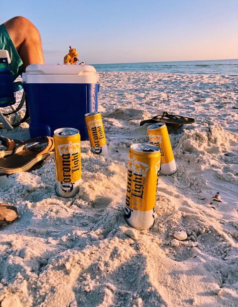 Beer Commercials, Drinks Friends, Beach Week, Friends Drinks, Beach Drinks, Beach Pic, Vsco Aesthetic, Alcohol Aesthetic, Drink Photo