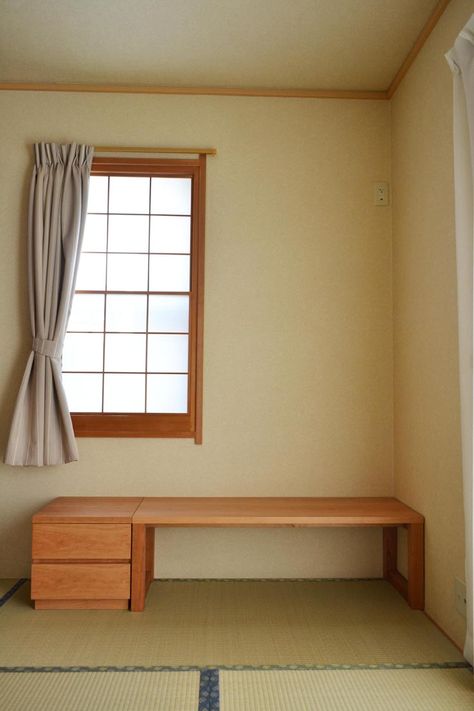 Floor Desk Aesthetic, Japanese Home Office, Low Furniture, Minimalist Rooms, Japanese Inspired Bedroom, Life Cereal, Nyc Rooms, Floor Desk, Tatami Room