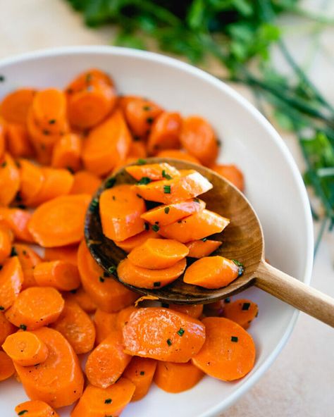 Boiled carrots can actually taste amazing! Here's how long to boil carrots, and how to season them to perfection. #carrots #boiledcarrots #carrotsrecipe #howlongtoboilcarrots #boilcarrots Boiled Carrots Recipe, Boiled Carrots, Orange Glazed Carrots, Boil Carrots, Honey Carrots, Honey Glazed Carrots, Sauteed Carrots, Boiled Vegetables, Couple Cooking