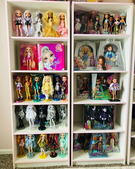 Doll Collection Display, Collection Display Ideas, Doll Room, Collection Display, Doll Display, Toys Dolls, Rainbow High, Doll Collection, New Dolls