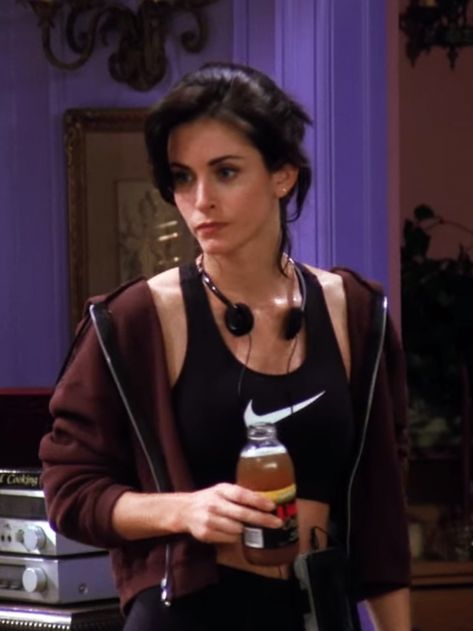 At-Home Outfit Ideas I’m Stealing From the Cast of Friends | Who What Wear How To Style Grey Sweatshirt, Friends Casual Outfits, 90s Monica Geller Outfits, Monica Friends Outfits, Monica Geller Hair, Vintage Outfits Ideas, Monica Geller Style, Monica Outfits, Monica From Friends