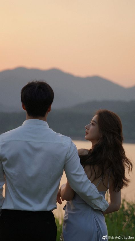 Korean Engagement Photos, Couples Photoshoot Romantic, Korean Prewedding Photography, Maroon Five (lyrics), Outdoor Poses, Teen Couple, Outdoor Studio, Facebook Cover Photos Love, Korean Couple Photoshoot