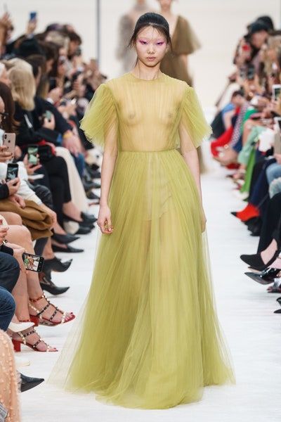 Valentino Fall 2019 Ready-to-Wear Collection - Vogue Valentino Runway, Moda Paris, Fashion Show Collection, Fashion Over 50, Vogue Paris, Couture Fashion, Paris Fashion, Runway Fashion, Paris Fashion Week