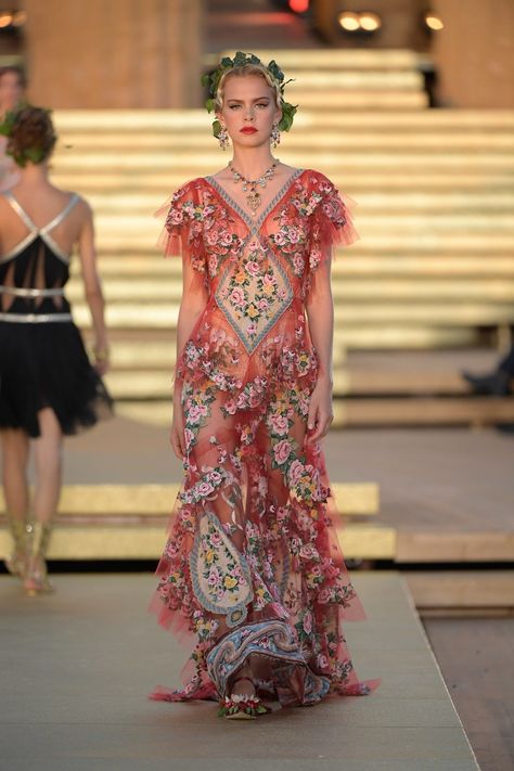 Dolce & Gabbana Herbst/Winter 2019-2020 Haute Couture - Kollektion | Vogue Germany Dolce And Gabbana 2019, Dolce And Gabbana Alta Moda, Dolce Gabbana Alta Moda, Ellie Saab, Creative Clothing, Haute Couture Gowns, Amazing Dresses, Vogue Germany, Dolce E Gabbana