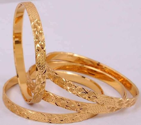 Bangles Design Latest, Cnc Bangles, Gold Jewelry Prom, Dubai Design, Real Gold Necklace, Gold Jewels Design, Gold Bangles For Women, Diamond Bracelet Design, Gold Bangle Set