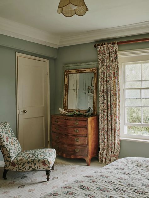 An 18th-century farmhouse brimming with colour and texture | House & Garden Country House Wallpaper, British Country Bedroom, Country House Bedroom Ideas, Classic Vintage Bedroom, Bedroom Ideas Bedding, Vintage Pink Bedroom, British Bedroom, English Country House Bedroom, English Country Bedroom