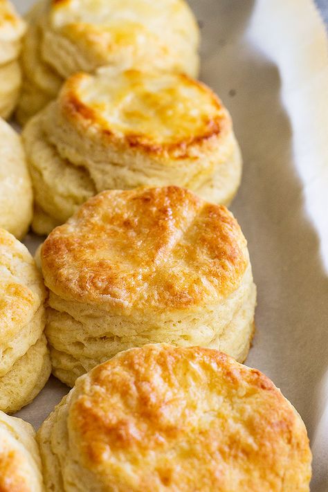 Buttermilk Biscuits With Egg, Buttery Buttermilk Biscuits, Layered Biscuit Recipe, Fluffy Southern Buttermilk Biscuits, Buttery Flaky Biscuits, Soft Biscuits Recipe, Homemade Flaky Biscuits, Buiscits Recipes, Layered Biscuits