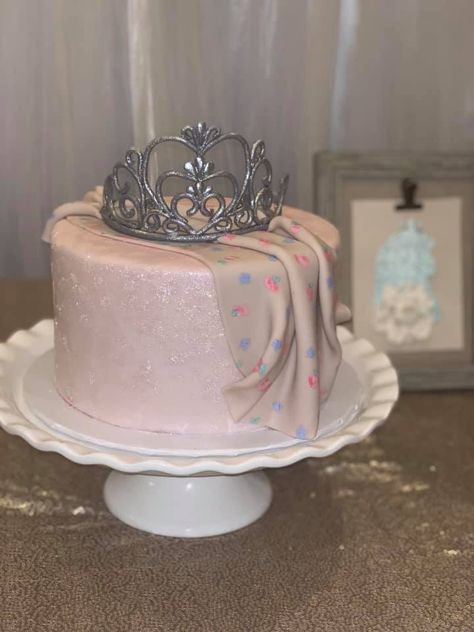 Hijab is my crown cake. Hijab party. Hijabi party. Muslim party. Hijab Cake Ideas, Hijab Party Ideas Decoration, Hijab Party Ideas, Hijab Party, Red Birthday Cakes, Crown Cake, Decorating Videos, Party Inspo, Cake Decorating Videos