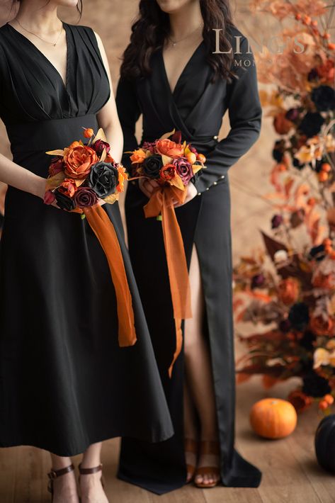 A romantic bridesmaid bouquet is perfect for any wedding day. This bridesmaid bouquet in black and pumpkin orange is perfect for a fall wedding no matter what your wedding style is. Check out this gorgeous bouquet for your fall themed wedding Halloween Themed Wedding Bridesmaid Dresses, Halloween Wedding Flowers Bridal Bouquets, Gothic Fall Wedding Bouquet, Halloween Bridesmaid Bouquet, Black And Pumpkin Orange Wedding, Black Bridesmaid Dresses With Orange Flowers, Diy Bridesmaid Bouquet, Orange Wedding Themes, Gorgeous Bouquet