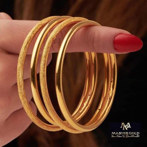 Gold bangle ideas Necklace Design Ideas, Gold Necklace Design, Women Gold Necklace, Simple Gold Bangle, Necklaces For Her, Plain Gold Bangles, Gold Bangles For Women, Gold Bangle Set, Modern Gold Jewelry