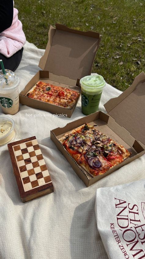 Pizza Picnic Aesthetic, Aesthetic Picnics, Grass Aesthetic, Pizza Picnic, Drink Starbucks, Bff Photo, Starbucks Aesthetic, Get Instagram Followers, Birthday Aesthetic