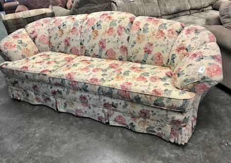 Vintage Sofa Aesthetic, Grandma Couch, 80s Bed, Sleeping Couch, Bed Inspo, Floral Sofa, 90s Aesthetic, Wood Panel Walls, Future House