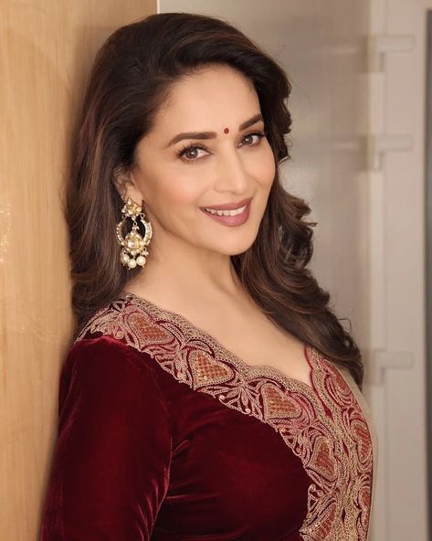 Like It 👍 or Love It 😘  Madhuri Dixit Nene looks Super gorgeous💕💕💕💕 Maduri Dixit, Indian Woman, Madhuri Dixit, Aishwarya Rai, Actress Pics, Priyanka Chopra, Bollywood Celebrities, Deepika Padukone, Hair Colour