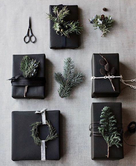 Modern Gift Wrap, Cute Gift Wrapping Ideas, Christmas Gift Wrapping Diy, Cellophane Wrapping, Black Kraft Paper, Xmas Gift Wrap, Christmas Gift Packaging, Gift Wrapping Techniques, Gift Wrapping Inspiration