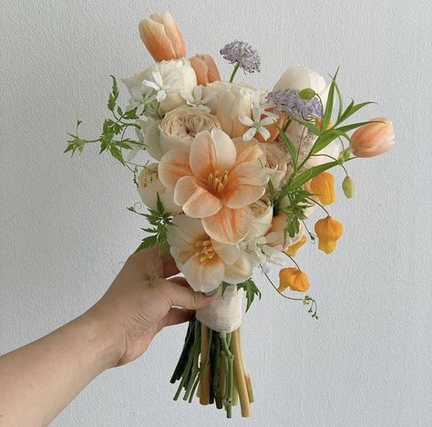 Drooping Bouquet Wedding, Simple Wedding Floral Arch, Light Orange Wedding Flowers, Botanical Wedding Bouquet, Tulip Hand Bouquet Wedding, Minimal Flower Bouquet, Small Wedding Bouquet, Small Bridal Bouquet, Small Bridesmaid Bouquets