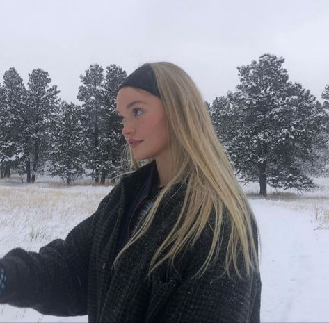 Marissa Long, Cold Girl, Winter Girl, Peinados Fáciles Para Cabello Corto, Winter Photos, Winter Girls, Winter Aesthetic, Blonde Girl, The Snow