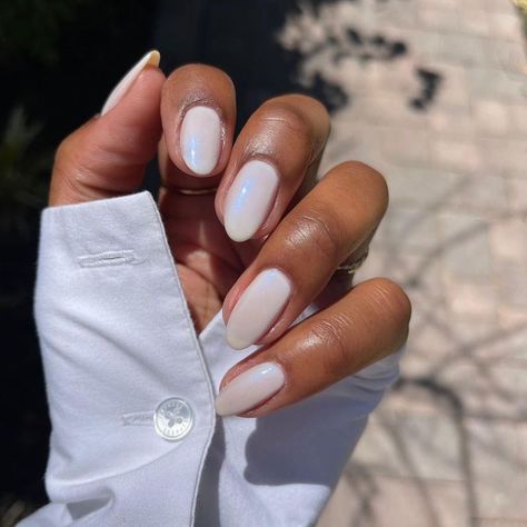 “Champagne-Frosted” Nails Are the New Way to Nude Minimal Manicure, Champagne Nails, Donut Nails, Light Colored Nails, Lets Be Friends, Neutral Nail, Natural Nail Designs, Nail Color Trends, Light Nails