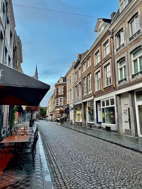 #maastricht #maastrichtuniversity #netherlands Maastricht Aesthetic, Maastricht University, Euro Winter, Maastricht Netherlands, European Bucket List, Public Place, Public Places, European Vacation, Future Travel