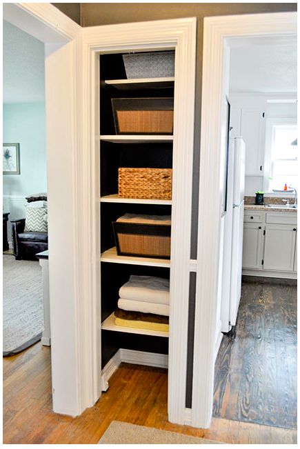 For hallway shelves Bathroom Closet Door Ideas, Bathroom Closet Door, Small Closet Storage, Small Linen Closets, Bathroom Linen Closet, Linen Closet Storage, Hallway Closet, Apartment Storage, Closet Shelf Organization