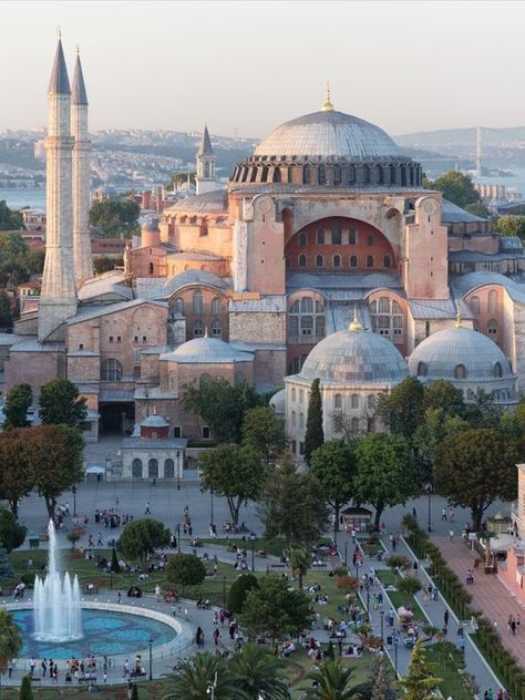 Aya Sofia, Istanbul Travel Guide, Byzantine Architecture, Istanbul City, Istanbul Travel, Historic Architecture, Beautiful Mosques, Hagia Sophia, Grand Bazaar