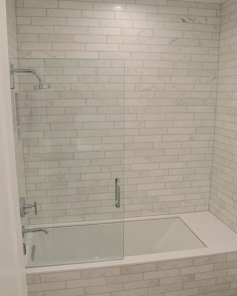 Marbel tile tub surround with gray grout Tile Tub Surround, Bathroom Downstairs, Small Bathroom With Shower, Soaking Tubs, Girl Bathrooms, Bathroom Tub Shower, Tub Tile, Bad Inspiration, Bathroom Remodel With Tub