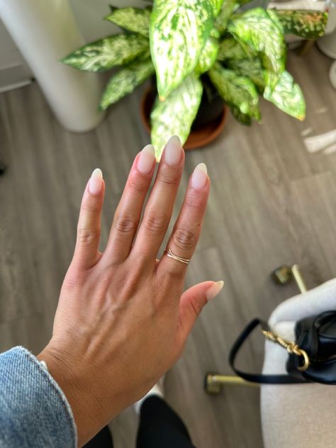 Natural almond nail shape gold ring Wide Nails Shape, Wide Nail Bed Shape Acrylic, Wide Nails Bed Shape, Wide Nail Bed Shape, Shirt Almond Nails, Mail Shapes, Mail Shape, Minimalistic Nails, Trending Nail Colors