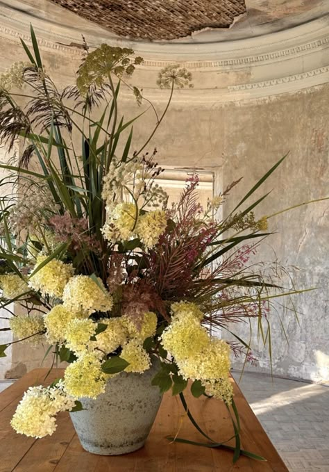 Long Rectangular Flower Arrangements, Palm Arrangements Floral Design, Earth Tone Florals, Architectural Floral Arrangements, French Florist, Hotel Flower Arrangements, Slow Flower, Hotel Flowers, Flower Background Iphone