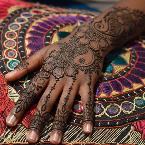 Henna Patterns Hand, Body Tattoo Design, Cute Henna Tattoos, Henna Nails, Black Henna, Henna Tattoo Hand, Henna Body Art, Pretty Henna Designs, Henna Tattoo Designs Simple