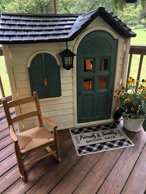 Plastic Playhouse Makeover, Little Tikes Playhouse Makeover, Painted Playhouse, Playground Backyard, Plastic Playhouse, Playhouse Makeover, Diy Kids Playground, Kids Yard, Backyard Kids Play Area