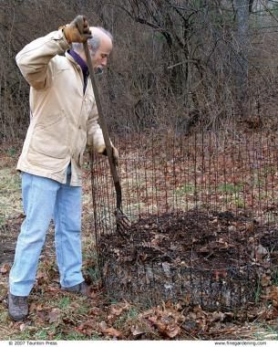 Stock Fencing, Leaf Mold, August Garden, Compost Soil, Tree Seedlings, How To Recycle, Natural Fertilizer, Graduate Student, Garden Compost