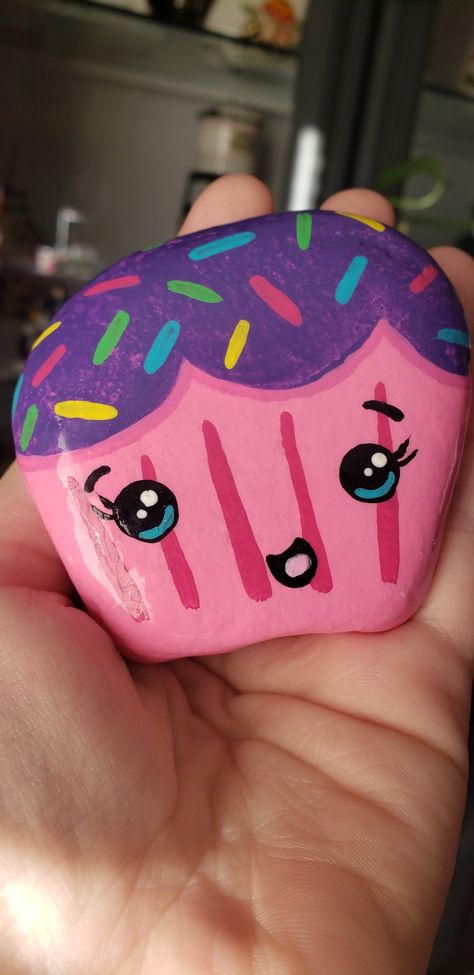 Puffy Paint Rocks, Cupcake Rock Painting, Food Painted Rocks Ideas, Cupcake Painted Rock, Rocks Painted Like Food, Painted Rock Play Food, Painted Rocks Food Stones, Birthday Rocks, Cupcake Painting