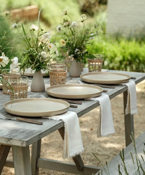 Jenni Kayne Wedding, Dinner Party Place Settings, Outdoor Summer Party, Dinner Table Set Up, Summer Dinner Ideas, Country Dinner, Dinner Party Table Settings, Outdoor Dinner Parties, Summer Menu