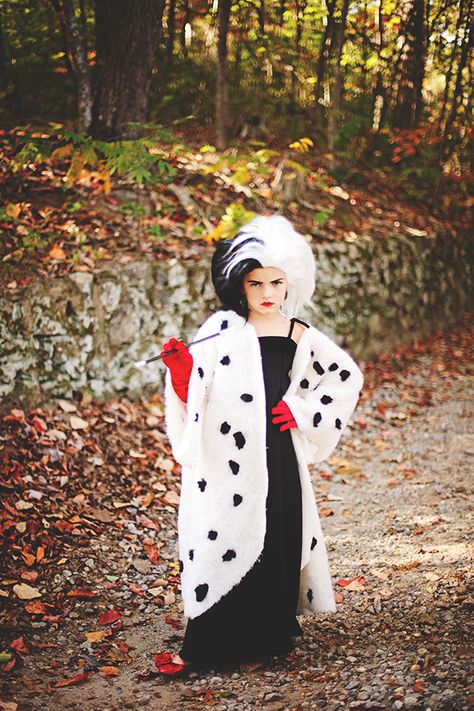 Cruella DeVille from 101 Dalmations #halloween #kidscostume #cruelladeville #disney #101dalmations #disneyvillain #diy Diy Cruella Deville Costume, Cruella Deville Costume, Old Halloween Costumes, 2015 Halloween Costumes, Cruella Costume, 101 Dalmations, Cruella Deville, Costume Works, Costumes Diy