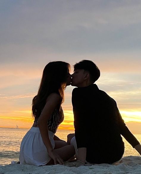 Jose Joaquin on Instagram: “Another month, another superb moment with you ❤️” Cute Boyfriend And Girlfriend Pictures, Boyfriend And Girlfriend Pictures, No Face Couple Photos, No Face Couple, It Couple, Asian Guy, Cute Love Photos, Dream Relationship, Secret Relationship