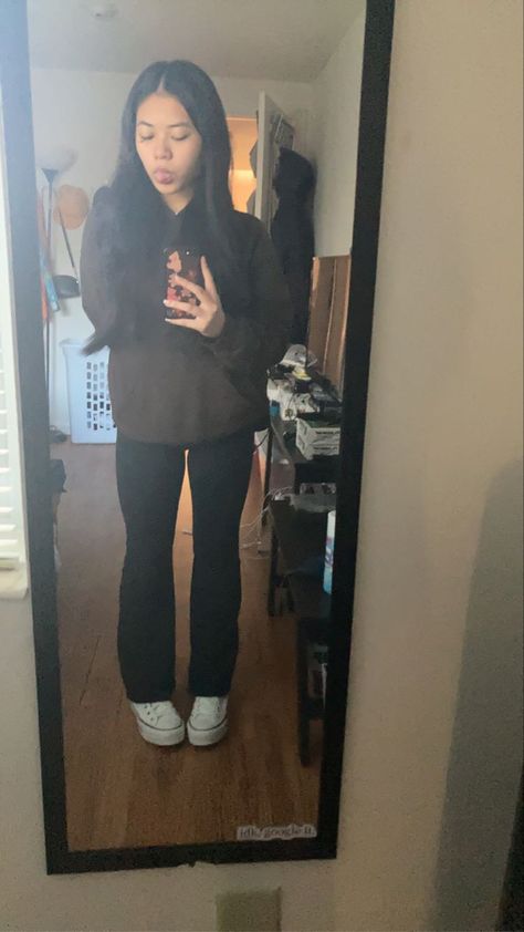 Black Leggings Outfit Comfy, Flared Leggings With Converse, White And Black Converse Outfit, White Platform Converse Outfit Leggings, White Converse Aesthetic Outfit, Bootcut Jeans With Converse, How To Style Converse Platforms, Brown Flair Leggings, Platform Converse Outfit Aesthetic