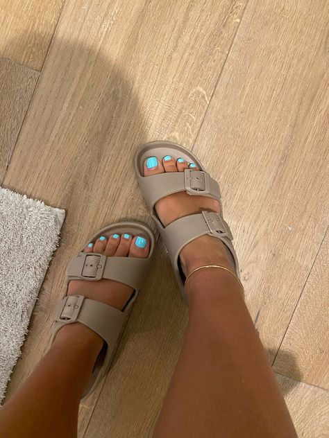 Double Buckle Sandals, High Top Converse Outfits, Converse Outfits, Double Strap Sandals, Outfits With Converse, Fit Ideas, Buckle Sandals, Birkenstock Arizona, Converse High Tops