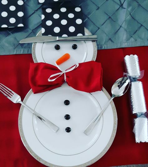 Snowman Plates Table Setting, Snowman Place Setting Ideas, Snowman Table Setting, Snowman Tablescape, Christmas Dinner Table Centerpieces, Snowman Place Setting, Snowman Ideas, Christmas Luncheon, Christmas Tables