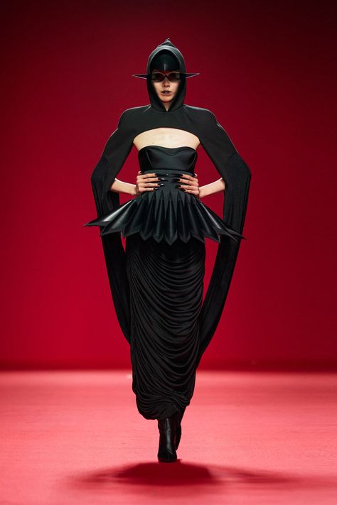 Avant Garde Fashion Couture, Robert Wun, Black Evening Gown, Collection Couture, Spring Couture, Gisele Bündchen, Embellished Gown, Couture Week, Charli Xcx