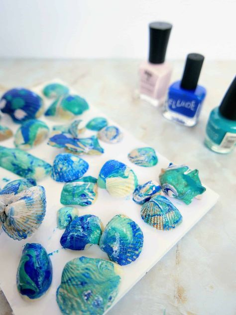 Nail Polish Art Crafts, Paint Seashells, Nail Polish Painting, Sea Shells Diy, Polish Crafts, Oyster Shell Crafts, Nail Polish Crafts, Seashell Painting, Diy Nail Polish