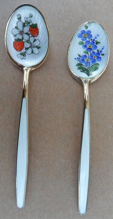 2 x DAVID ANDERSEN NORWAY SOLID SILVER & ENAMEL SPOONS 9,5 cm Cool Silverware, Cool Spoons, Kitchen Window Design, Antique Spoons, Art Nouveau Antiques, Spoon Collection, Vintage Spoons, Silver Jewelry Design, Dreamy Room