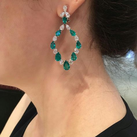 Emerald & Diamond Earrings #Bjc #SutraJewels #Bahrain Long Emerald Earrings, Goa Jewellery, Diamond Emerald Earrings, Royal Blue Earrings, Real Diamond Earrings, Emerald Diamond Earrings, Diamond Jewelry Set, Jewellery Sketches, Diamond Jewelry Necklace