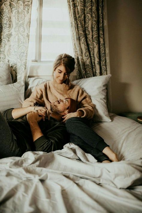 Prenup Photos Ideas, Hotel Photoshoot, Home Photo Shoots, Pre Wedding Shoot Ideas, Cute Couple Comics, Romantic Photoshoot, Home Decor Cozy, Sitting Poses, Home Decor Painting