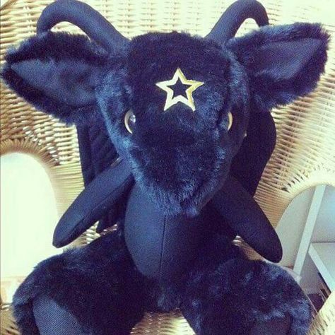 Omg so cute! ! Baphomet Plush, Creepy Stuffed Animals, Creepy Toys, Goth Baby, Baby Bats, Doll Handmade, Cute Stuffed Animals, Little Monsters, Creepy Cute