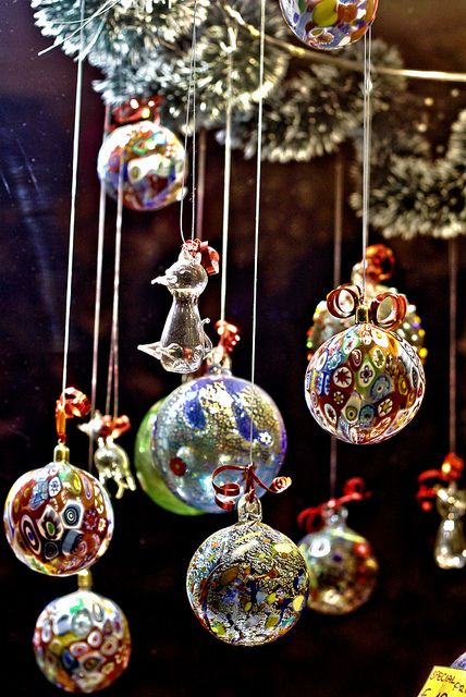 Decoración de cristal de #Murano, la segunda isla de la laguna véneta famosa por las fábricas de vidrio. http://www.venecia.travel/ciudades-para-visitar/murano/ #turismo #Italia Witch Balls, Glass Balls, Glass Jewellery, Island Tour, Gorgeous Glass, Venetian Glass, Noel Christmas, Glass Christmas Ornaments, Love Christmas