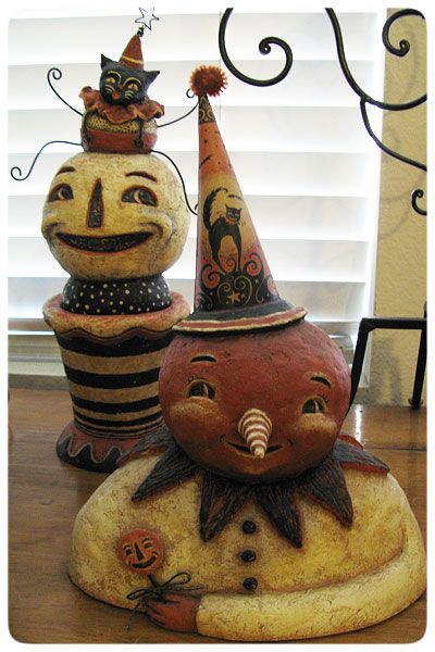 Primitive Halloween Decor, Facts About Halloween, Clever Costumes, Halloween Folk Art, Halloween Figures, Johanna Parker, Folding Origami, Primitive Halloween, Paper Mache Art